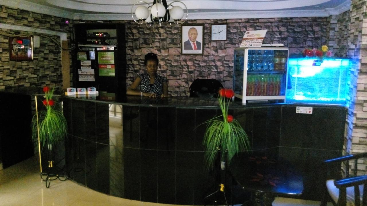 Royal Palm Hotel And Suites Накуру Екстер'єр фото
